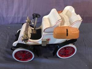 lot 9 image: Horseless Carriage Club of America Decanter