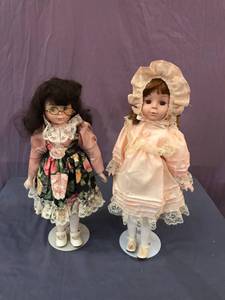 lot 32 image: Collectible Dolls