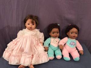 lot 47 image: Collectible Dolls