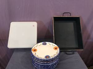 lot 67 image: 8 Plates, Tupperware & Serving Tray