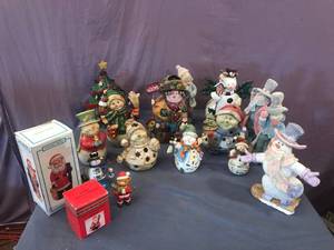lot 114 image: Holiday Decor