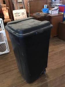lot 205 image: 50 Gallon Rubbermaid Roughneck