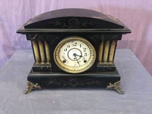 lot 211 image: Vintage Mantel Clock