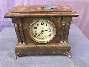 lot 212 image: Vintage Mantel Clock