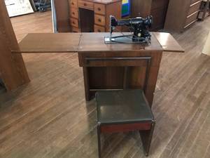 lot 218 image: Singer Sewing Machine