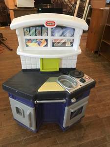 lot 198 image: Little Tikes Kitchen