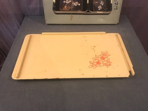lot 253 image: Vintage Serving Tray