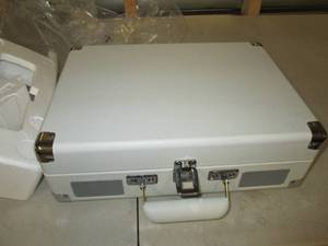 lot 13 image: crosley 3 speed turn table missing ...