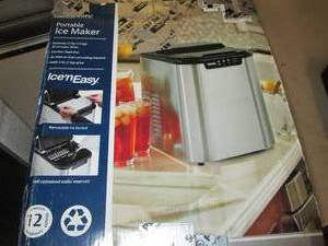 lot 43 image: portable ice maker powers on ...