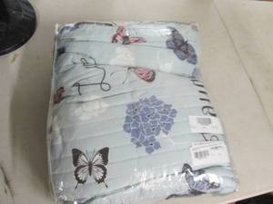 lot 152 image: lovely wing reversible quilt set wh...