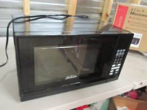lot 81 image: sunbeam 0.7 microwave oven 700 watt...