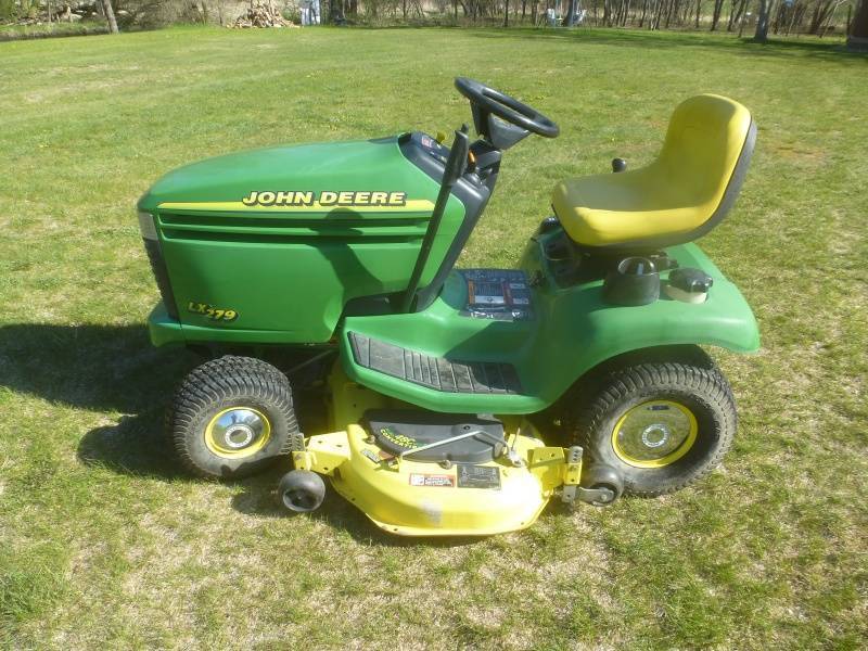 John Deere LX 279 Lawn Tractor