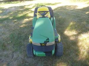John Deere LTR 166 Lawn Tractor