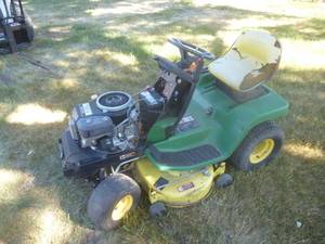 John Deere LX 172 Lawn Tractor