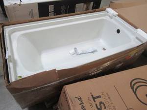 lot 522 image: Sterling Ensemble 60 x 30 Right Drain Bathtub in White, Crack on LH Back Corner.