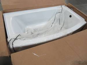 lot 528 image: American Standard Ovation 60 x 30 Right Drain Curved Bathtub in Arctic White. Damage to Tile Flange RH Back Corner.