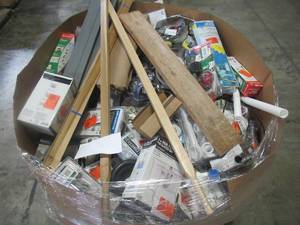 lot 406 image: WHOLESALE MIXED PALLET OF BATH, SINK AND TOILET HARDWARE (FAUCETS, VALVES, TUBING)