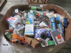 lot 408 image: WHOLESALE MIXED PALLET OF BATH, SINK AND TOILET HARDWARE (FAUCETS, VALVES, TUBING)