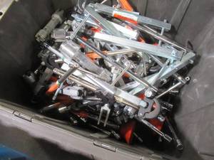 lot 712 image: WHOLESALE MIXED BIN OF MICELLANEOUS TOOLS