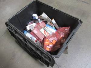 lot 725 image: WHOLESALE MIXED BIN OF MICELLANEOUS MAKEUP AND BEAUTY ACCESSORIES