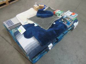 lot 433 image: WHOLESALE MIXED PALLET OF MISCELLANEOUS BATHROOM RUGS AND ACCESSORIES