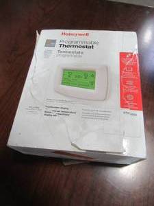 lot 809 image: Honeywell 7-Day Touch Screen Programmable Thermostat RTH7600D1048K.