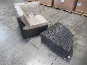 lot 328 image: Outdoor Patio Chair & Ottoman