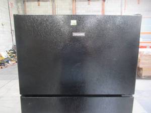 lot 600 image: Hotpoint 15.6 cu. ft. Top Freezer Refrigerator in Black HPS16BTNRBB