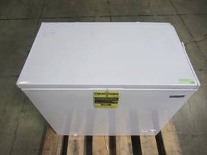 lot 601 image: Magic Chef 7.0 cu. ft. Chest Freezer in White -4 HMCF7W4