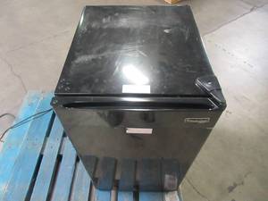 lot 607 image: Magic Chef Mini Fridge in Black HMR440BE