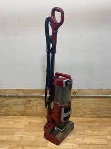 lot 39 image: SHARK Navigator Lift-Away Self-Cleaning Brushroll Upright Vacuum