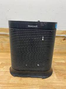 lot 103 image: HONEYWELL True HEPA 310 sq. ft. Air PurifierAllergen Remover
