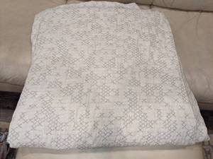 lot 13 image: The Company Store Cotton Duvet Cover wQuilted Design, Queen
