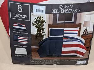 lot 22 image: Patriotic Reversible Comforter Set, Queen