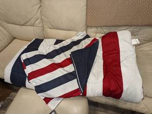 lot 23 image: Patriotic Reversible Comforter Set, Queen