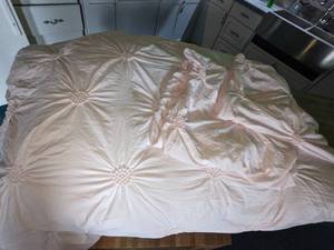 lot 45 image: Cathay Home Inc. Pink Pintuck Rosette Comforter, King