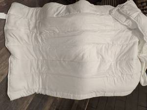 lot 28 image: Dream Collection by LUCID Light Warmth Down Alternative Comforter, King