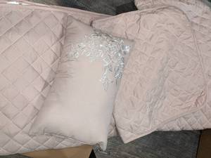 lot 32 image: Hallmart Collectibles King Size Blush Coverlet wShams