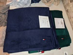 lot 53 image: 2 Modern American Tommy Hilfiger Bath Towels - Green & Blue