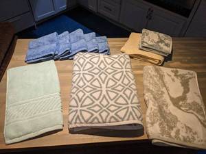 lot 61 image: Towel Variety Lot