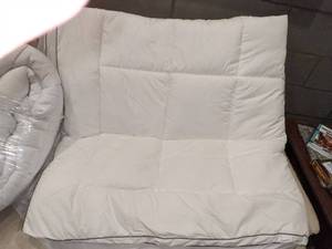 lot 93 image: Scott Living Tencel and Polyester Filled Mattress Topper, King