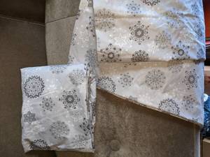 lot 91 image: 4 Pc. Queen Sheet Set - Gray wSnowflakes