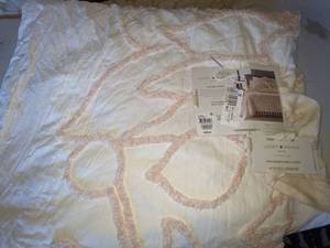lot 49 image: Lucky Brand Tufted Floral Bed Cover, FullQueen