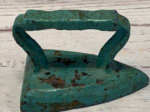 Antique Cast Iron Iron 3 �� Long