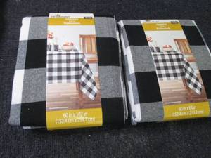 lot 27 image: 60x102, 60x84 inch Table Cloths...