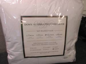 lot 211 image: Queen Down Alternative Comforter...
