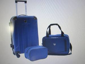 lot 333 image: Travelers Club 3-pc. Luggage Set op...