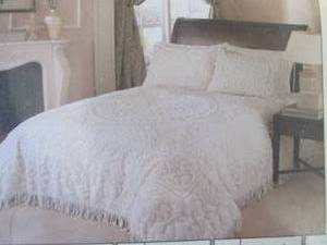 lot 407 image: Medallion Chenille Bedspread Full B...