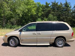 lot 5 image: 2000 Chrysler Town and Country Limited - LOADED HANDICAP ACESSIBLE VAN - LOW MIILES