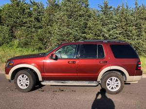 lot 4 image: 2010 Ford Explorer Eddie Bauer - FULLY LOADED - 4X4 - 2 OWNER